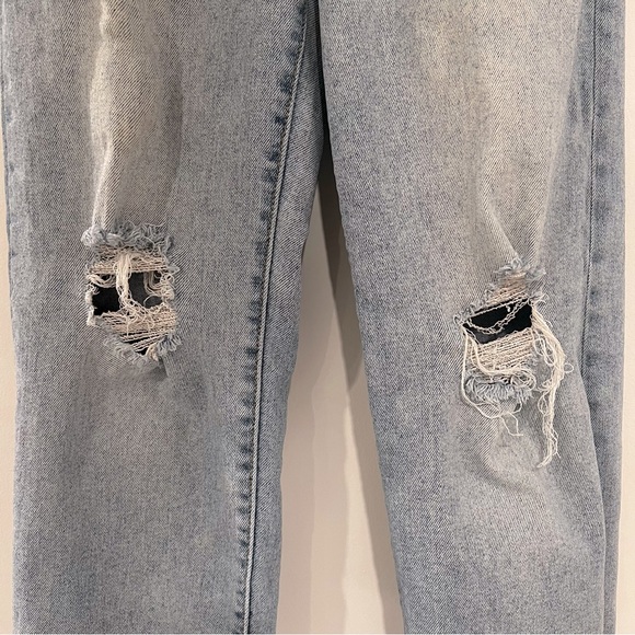 Levi’s Women’s Sz 24 Ribcage Straight Distressed Light Wash Jean - Picture 3 of 16